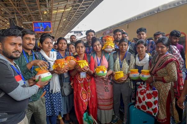 A group of enthusiastic delegates from different states arriving in Delhi