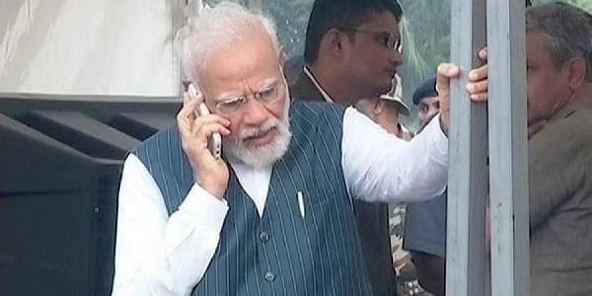 Prime Minister Narendra Modi and Railway Minister Ashwini Vaishnaw in discussion