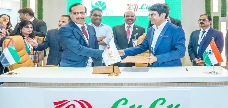 APEDA Chairman Abhishek Dev and LuLu Group Chairman-cum-Managing Director Yusuf Ali MA signing the MoU