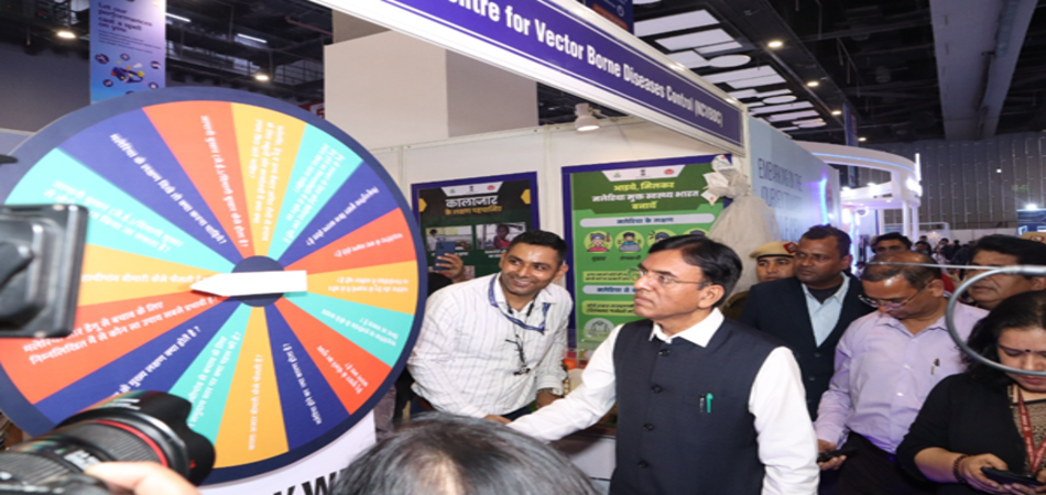 Dr. Mansukh Mandaviya inspecting the Jan Aushadhi Stall at the 42nd India International Trade Fair