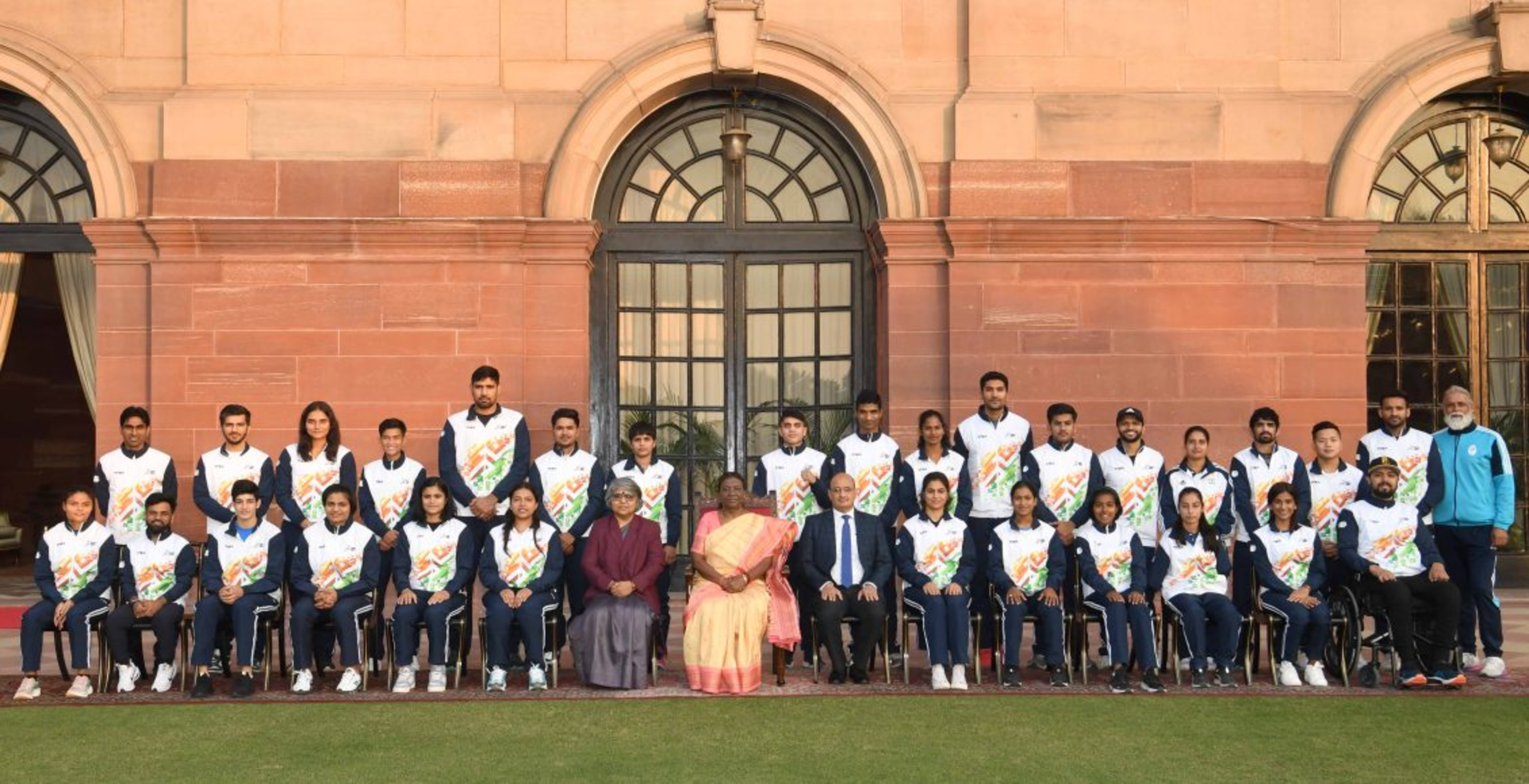 President Droupadi Murmu with triumphant sportspersons at Rashtrapati Bhavan