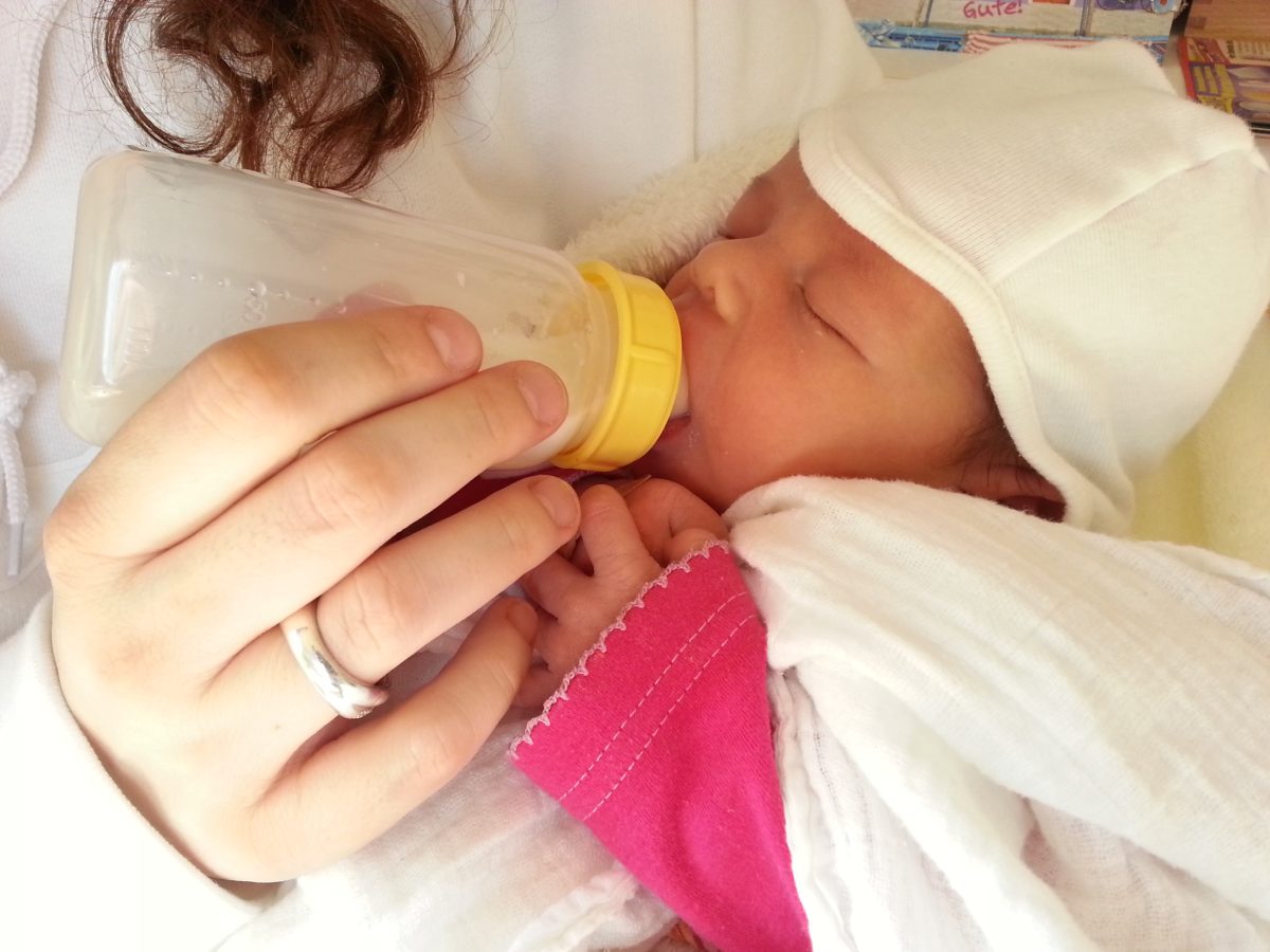 Infant drinking milk from a feeding bottle, representational image for infant nutrition rules