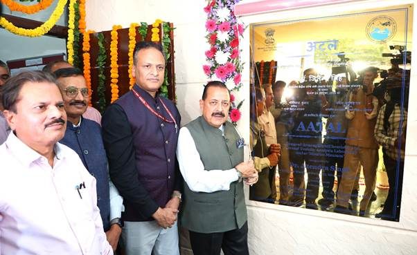 Jitendra Singh unveils the AATAL laboratory plaque at IITM Delhi